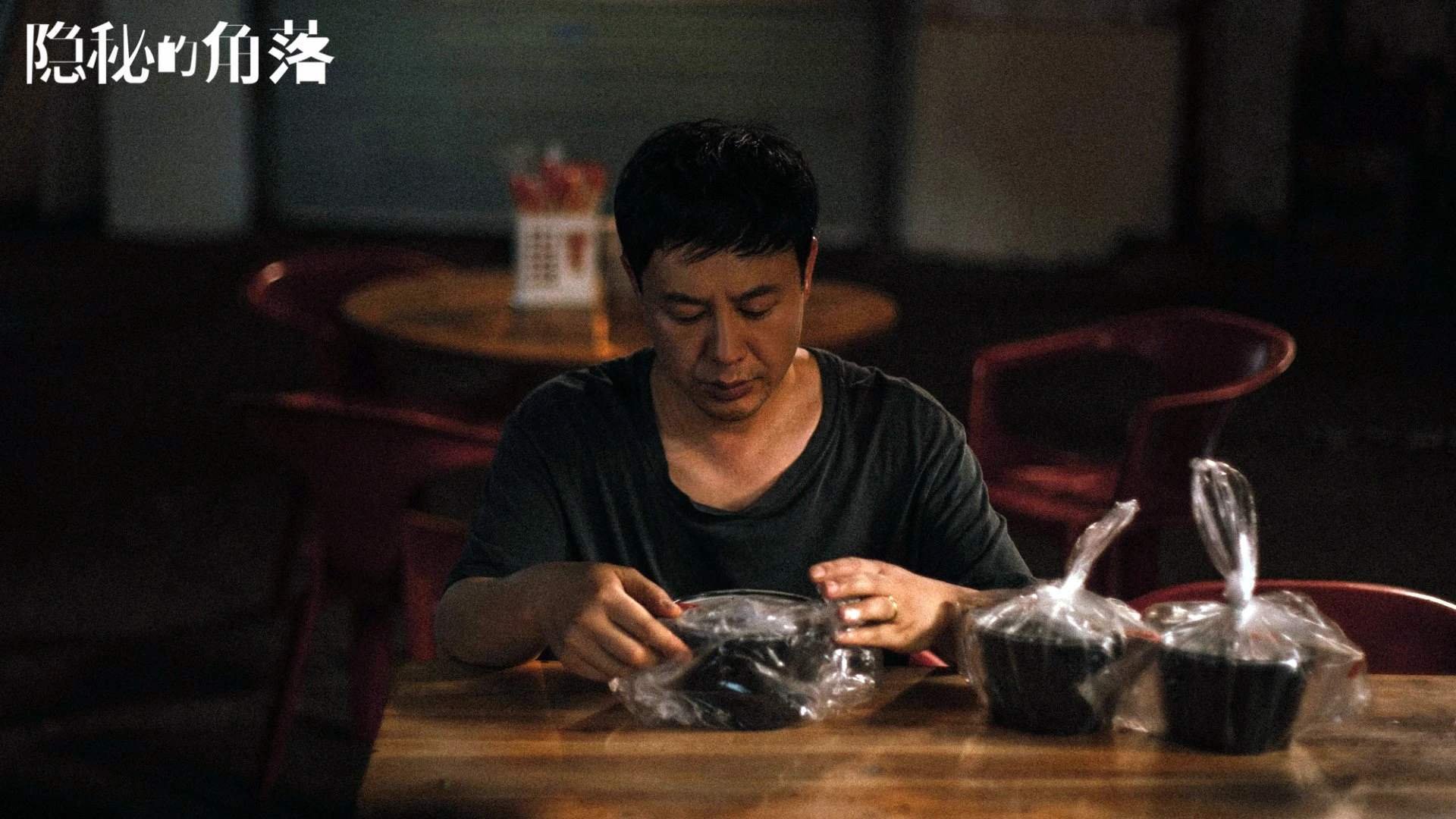 塞维利亚通过边路起球制造射门机会,塞维利亚队套